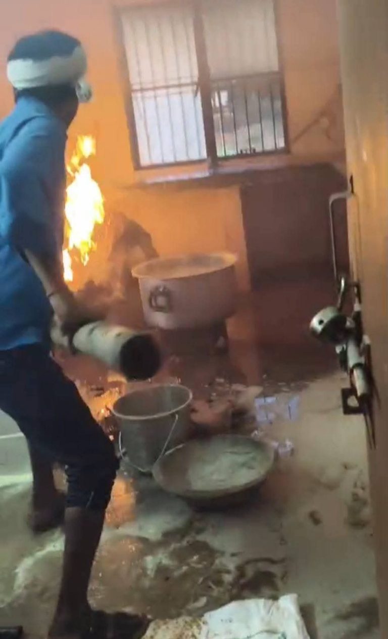 मड़िहान के कस्तूरबा गांधी आवासीय बालिका विद्यालय के किचन में लगी भीषण आग, आधे घंटे की मशक्कत के बाद पाया गया काबू