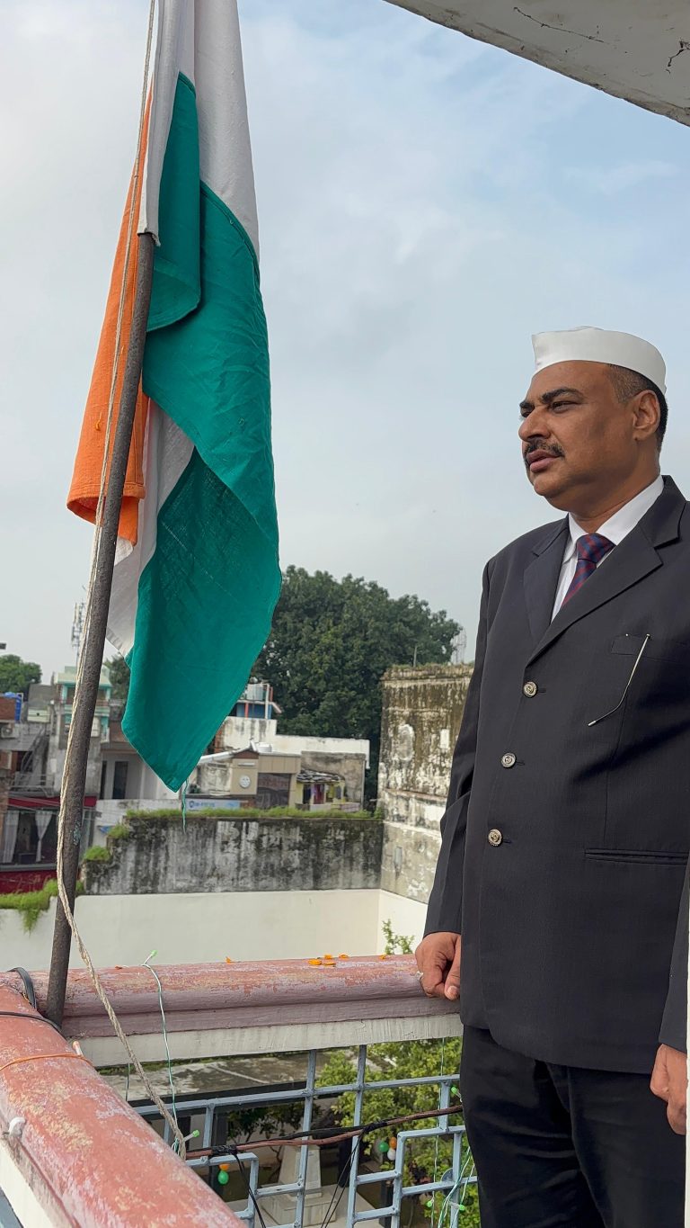 स्वतंत्रता दिवस पर बरेली के गांधी उद्यान में डीएम पवन कुमार गंगवार ने फहराया तिरंगा, स्वतंत्रता सेनानियों को किया नमन