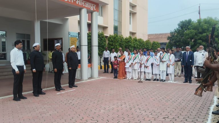 80वें स्वतंत्रता दिवस पर मंडलायुक्त राजेश प्रकाश ने आयुक्त कार्यालय में फहराया तिरंगा, अधिकारियों-कर्मचारियों ने लिया एकता और अखंडता का संकल्प