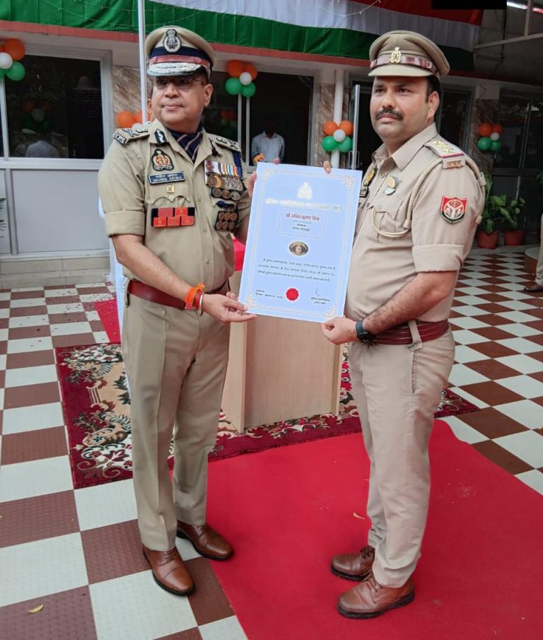स्वतंत्रता दिवस पर मिर्ज़ापुर के देहात कोतवाली प्रभारी अमित मिश्रा को मिला गोल्ड मेडल, एडीजी ने किया सम्मानित