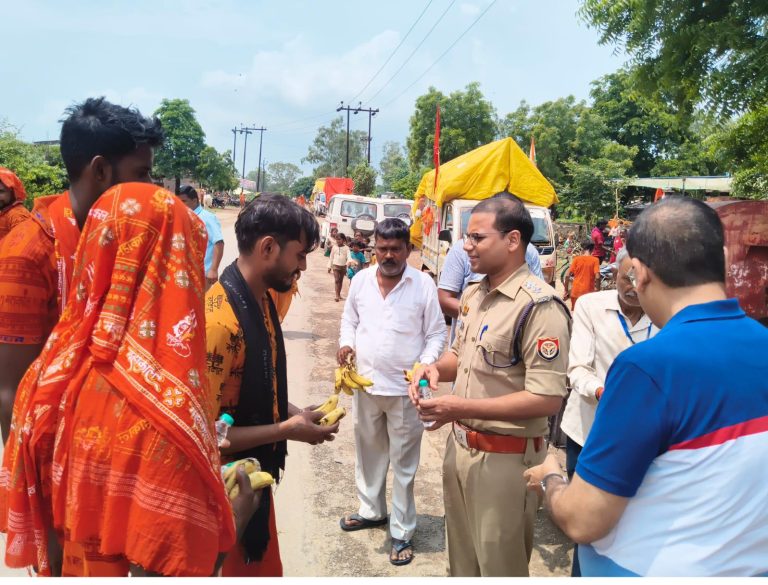 मड़िहान में कांवरियों का अधिकारियों ने किया स्वागत, धुरकर नदी पर फल वितरण कर दिया सेवा और सुरक्षा का संदेश