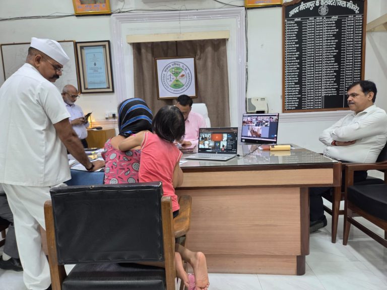 मिर्जापुर में डीएम का नया प्रयोग, फरियादियों की समस्या का मौके पर समाधान! सीधे अफसरों से कराते हैं बात