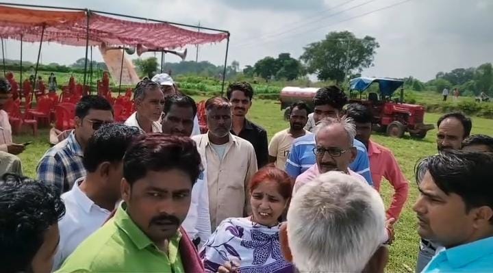 “आदमियों से ब्लॉक भर देंगे!” भाजपा नेता का पंचायत सचिव को धमकाने का VIDEO वायरल, अधिकारी के सामने भी दिखे तीखे तेवर