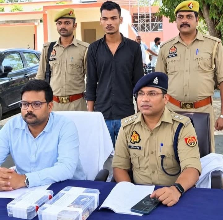 कायमगंज में 8 लाख की लूट का इनामी आरोपी यश गिरफ्तार, 1.05 लाख नकद और मोबाइल बरामद